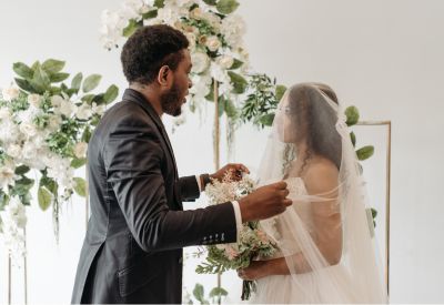 Cérémonie de mariage dans un espace événementiel élégant